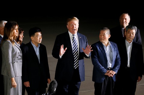 Vợ chồng ông Trump ra đón tù nhân Mỹ từ Triều Tiên trở về - Ảnh 3. Vợ chồng ông Trump ra đón tù nhân Mỹ từ Triều Tiên trở về - Ảnh 3.