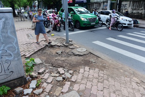 Vỉa hè Sài Gòn - sống chết mặc bây! - Ảnh 5. Vỉa hè Sài Gòn - sống chết mặc bây! - Ảnh 5.