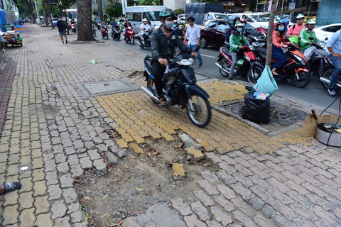 Vỉa hè Sài Gòn - sống chết mặc bây! - Ảnh 4. Vỉa hè Sài Gòn - sống chết mặc bây! - Ảnh 4.