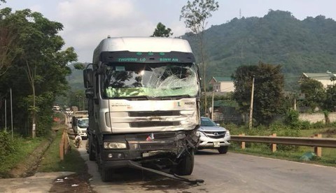 Tai nạn liên hoàn trên đường Sơn La - Hà Nội, 1 người chết - Ảnh 4. Tai nạn liên hoàn trên đường Sơn La - Hà Nội, 1 người chết - Ảnh 4.