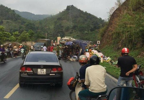 Tai nạn liên hoàn trên đường Sơn La - Hà Nội, 1 người chết - Ảnh 1. Tai nạn liên hoàn trên đường Sơn La - Hà Nội, 1 người chết - Ảnh 1.