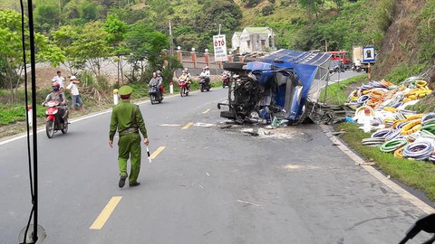 Tai nạn liên hoàn trên đường Sơn La - Hà Nội, 1 người chết - Ảnh 2. Tai nạn liên hoàn trên đường Sơn La - Hà Nội, 1 người chết - Ảnh 2.
