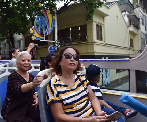 Hà Nội đưa ba xe buýt hai tầng phục vụ tham quan thành phố - Ảnh 2. Hà Nội đưa ba xe buýt hai tầng phục vụ tham quan thành phố - Ảnh 2.