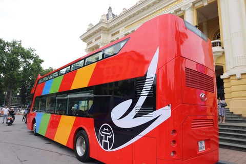 Hà Nội đưa ba xe buýt hai tầng phục vụ tham quan thành phố - Ảnh 1. Hà Nội đưa ba xe buýt hai tầng phục vụ tham quan thành phố - Ảnh 1.