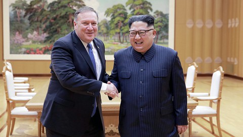 Ông Trump và mũi tên hai đích - Ảnh 1. Ông Trump và mũi tên hai đích - Ảnh 1.