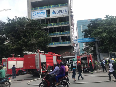 Cháy công trình trong Bệnh viện Việt - Pháp, công nhân tháo chạy - Ảnh 4. Cháy công trình trong Bệnh viện Việt - Pháp, công nhân tháo chạy - Ảnh 4.