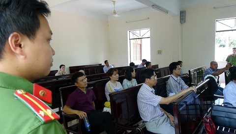 Vẫn kết tội dâm ô, toà cho ông Nguyễn Khắc Thuỷ hưởng án treo - Ảnh 3. Vẫn kết tội dâm ô, toà cho ông Nguyễn Khắc Thuỷ hưởng án treo - Ảnh 3.