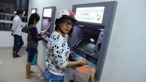 Tạm dừng tăng phí rút tiền ATM chỉ đến hết tháng 6? - Ảnh 1. Tạm dừng tăng phí rút tiền ATM chỉ đến hết tháng 6? - Ảnh 1.