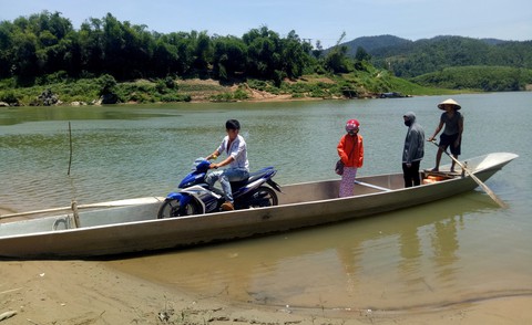 Xin làm cầu giúp dân nhưng bốn tháng chưa được cấp phép - Ảnh 1. Xin làm cầu giúp dân nhưng bốn tháng chưa được cấp phép - Ảnh 1.