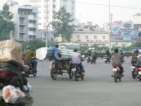 Chở hàng kiểu này quá nguy hiểm, làm sao dẹp được? - Ảnh 1. Chở hàng kiểu này quá nguy hiểm, làm sao dẹp được? - Ảnh 1.