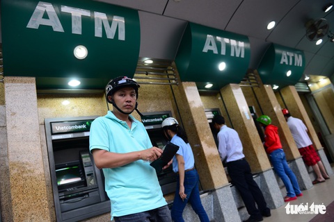 Không đầu tư ATM, đơn vị phát hành thẻ phải trả thêm gấp 4 - Ảnh 1. Không đầu tư ATM, đơn vị phát hành thẻ phải trả thêm gấp 4 - Ảnh 1.