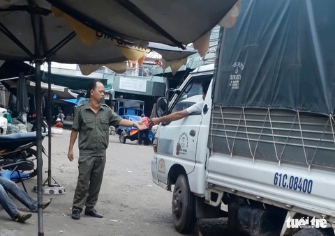 Đình chỉ đội trưởng dân phòng thu tiền xe tại khu vực cấm đỗ - Ảnh 1. Đình chỉ đội trưởng dân phòng thu tiền xe tại khu vực cấm đỗ - Ảnh 1.