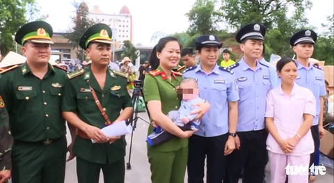 Công an Móng Cái tiếp nhận một bé trai bị bán sang Trung Quốc - Ảnh 2. Công an Móng Cái tiếp nhận một bé trai bị bán sang Trung Quốc - Ảnh 2.