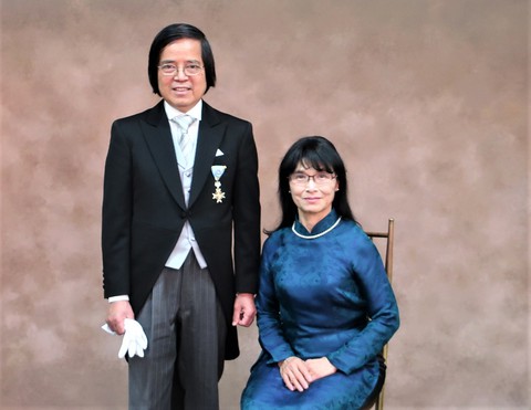 Giáo sư Trần Văn Thọ nhận Huân chương Thụy Bảo Tia Vàng của Nhật - Ảnh 1. Giáo sư Trần Văn Thọ nhận Huân chương Thụy Bảo Tia Vàng của Nhật - Ảnh 1.
