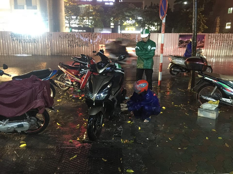 Đường phố Hà Nội ngập nặng sau trận mưa lớn nhất từ đầu năm - Ảnh 12. Đường phố Hà Nội ngập nặng sau trận mưa lớn nhất từ đầu năm - Ảnh 12.