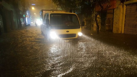 Đường phố Hà Nội ngập nặng sau trận mưa lớn nhất từ đầu năm - Ảnh 3. Đường phố Hà Nội ngập nặng sau trận mưa lớn nhất từ đầu năm - Ảnh 3.