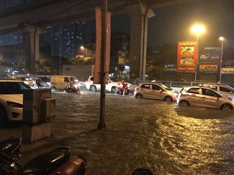 Đường phố Hà Nội ngập nặng sau trận mưa lớn nhất từ đầu năm - Ảnh 5. Đường phố Hà Nội ngập nặng sau trận mưa lớn nhất từ đầu năm - Ảnh 5.