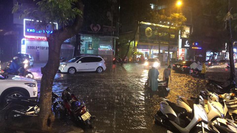 Đường phố Hà Nội ngập nặng sau trận mưa lớn nhất từ đầu năm - Ảnh 11. Đường phố Hà Nội ngập nặng sau trận mưa lớn nhất từ đầu năm - Ảnh 11.