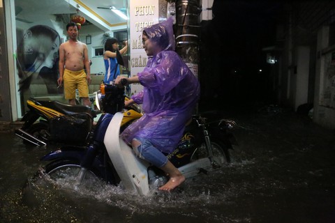 Đường phố Hà Nội ngập nặng sau trận mưa lớn nhất từ đầu năm - Ảnh 6. Đường phố Hà Nội ngập nặng sau trận mưa lớn nhất từ đầu năm - Ảnh 6.