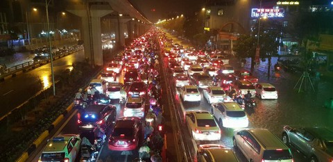Đường phố Hà Nội ngập nặng sau trận mưa lớn nhất từ đầu năm - Ảnh 16. Đường phố Hà Nội ngập nặng sau trận mưa lớn nhất từ đầu năm - Ảnh 16.