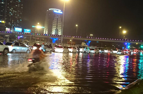 Đường phố Hà Nội ngập nặng sau trận mưa lớn nhất từ đầu năm - Ảnh 13. Đường phố Hà Nội ngập nặng sau trận mưa lớn nhất từ đầu năm - Ảnh 13.
