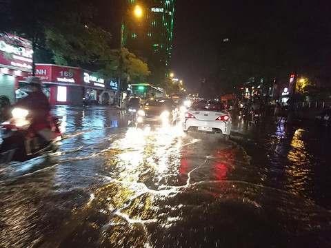 Đường phố Hà Nội ngập nặng sau trận mưa lớn nhất từ đầu năm - Ảnh 8. Đường phố Hà Nội ngập nặng sau trận mưa lớn nhất từ đầu năm - Ảnh 8.