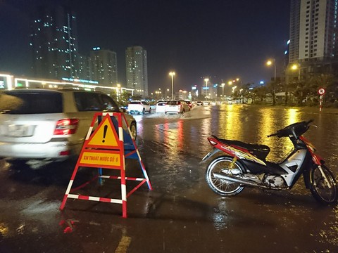 Đường phố Hà Nội ngập nặng sau trận mưa lớn nhất từ đầu năm - Ảnh 14. Đường phố Hà Nội ngập nặng sau trận mưa lớn nhất từ đầu năm - Ảnh 14.
