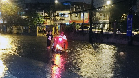 Đường phố Hà Nội ngập nặng sau trận mưa lớn nhất từ đầu năm - Ảnh 1. Đường phố Hà Nội ngập nặng sau trận mưa lớn nhất từ đầu năm - Ảnh 1.