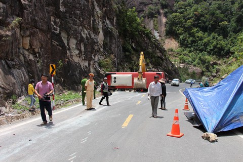 Xe khách đâm vào vách núi, 2 cán bộ công an hưu trí tử vong - Ảnh 8. Xe khách đâm vào vách núi, 2 cán bộ công an hưu trí tử vong - Ảnh 8.
