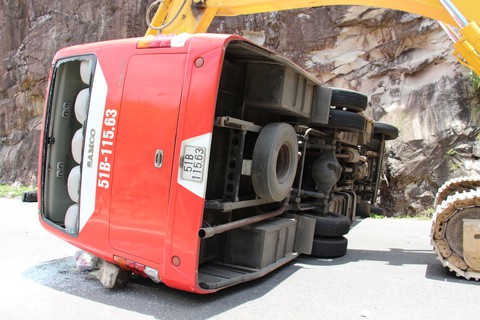 Xe khách đâm vào vách núi, 2 cán bộ công an hưu trí tử vong - Ảnh 6. Xe khách đâm vào vách núi, 2 cán bộ công an hưu trí tử vong - Ảnh 6.