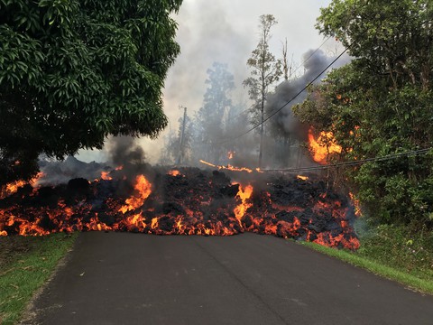 Thế giới trong tuần qua ảnh: Dung nham núi lửa cuồn cuộn như lũ trên quốc lộ ở Hawaii - Ảnh 1. Thế giới trong tuần qua ảnh: Dung nham núi lửa cuồn cuộn như lũ trên quốc lộ ở Hawaii - Ảnh 1.
