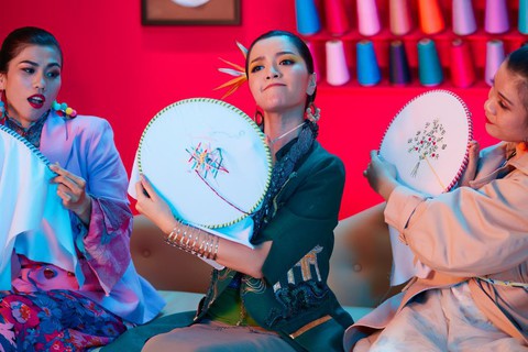 Với Bùa yêu, Bích Phương đích thực là đối thủ của Sơn Tùng? - Ảnh 4. Với Bùa yêu, Bích Phương đích thực là đối thủ của Sơn Tùng? - Ảnh 4.