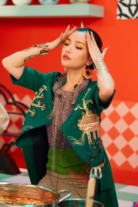 Với Bùa yêu, Bích Phương đích thực là đối thủ của Sơn Tùng? - Ảnh 6. Với Bùa yêu, Bích Phương đích thực là đối thủ của Sơn Tùng? - Ảnh 6.