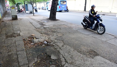 Mạnh ai nấy đào đường, vỉa hè không nhanh xuống cấp mới lạ! - Ảnh 1. Mạnh ai nấy đào đường, vỉa hè không nhanh xuống cấp mới lạ! - Ảnh 1.