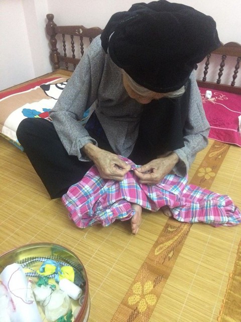 Cư dân mạng kể chuyện về bà khi xem ảnh cụ bà 76 tuổi vá áo - Ảnh 1. Cư dân mạng kể chuyện về bà khi xem ảnh cụ bà 76 tuổi vá áo - Ảnh 1.