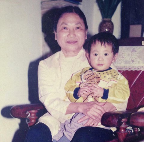 Cư dân mạng kể chuyện về bà khi xem ảnh cụ bà 76 tuổi vá áo - Ảnh 3. Cư dân mạng kể chuyện về bà khi xem ảnh cụ bà 76 tuổi vá áo - Ảnh 3.