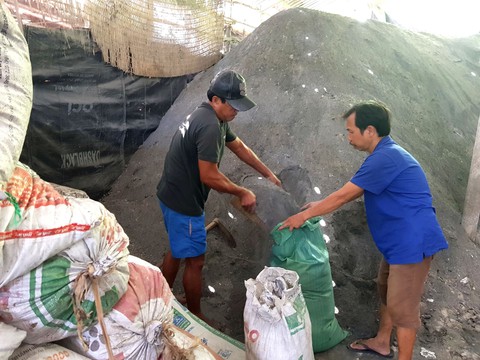 Những vựa tro do con dâu quản lý trên kênh Chợ Gạo - Ảnh 1. Những vựa tro do con dâu quản lý trên kênh Chợ Gạo - Ảnh 1.