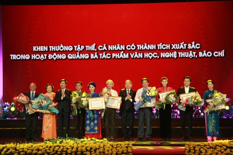 Trao giải thưởng Học tập và làm theo tư tưởng, đạo đức, phong cách Hồ Chí Minh - Ảnh 2. Trao giải thưởng Học tập và làm theo tư tưởng, đạo đức, phong cách Hồ Chí Minh - Ảnh 2.