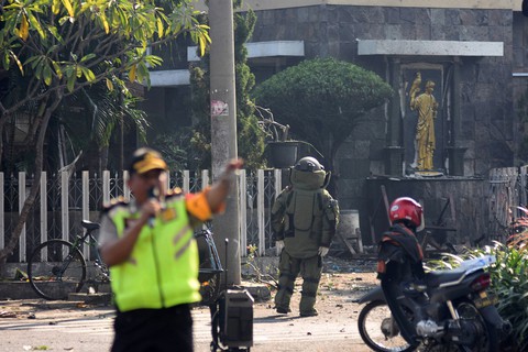 Ba nhà thờ ở Indonesia bị đánh bom liều chết đồng loạt - Ảnh 1. Ba nhà thờ ở Indonesia bị đánh bom liều chết đồng loạt - Ảnh 1.