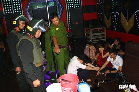 Đột kích quán karaoke giữ 76 người dương tính với chất ma túy - Ảnh 2. Đột kích quán karaoke giữ 76 người dương tính với chất ma túy - Ảnh 2.