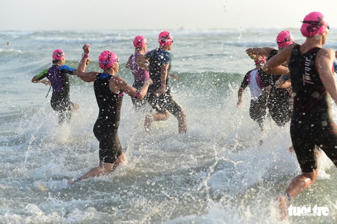 Những người sắt tranh tài tại Ironman lần 4 - Ảnh 4. Những người sắt tranh tài tại Ironman lần 4 - Ảnh 4.