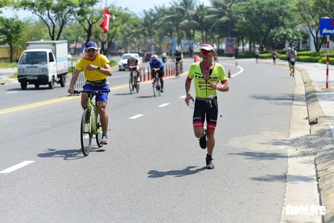 Những người sắt tranh tài tại Ironman lần 4 - Ảnh 9. Những người sắt tranh tài tại Ironman lần 4 - Ảnh 9.