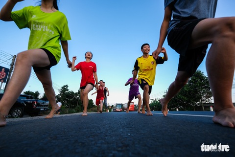 Những bạn trẻ chạy chân trần trên đường nhựa, đường đất - Ảnh 9. Những bạn trẻ chạy chân trần trên đường nhựa, đường đất - Ảnh 9.