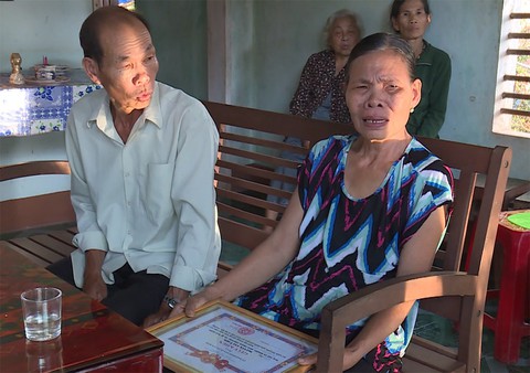 Cha mẹ già chờ nhìn mặt hiệp sĩ Thôi lần cuối - Ảnh 1. Cha mẹ già chờ nhìn mặt hiệp sĩ Thôi lần cuối - Ảnh 1.