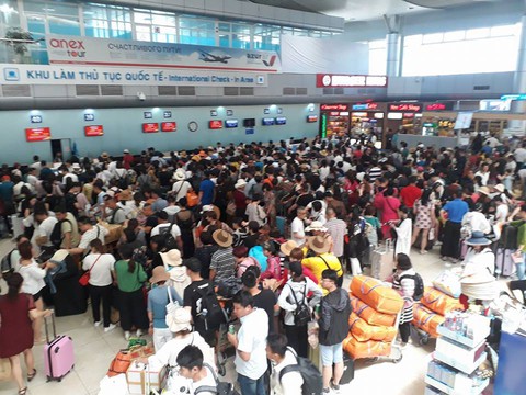 Nhóm du khách Trung Quốc mặc áo hình lưỡi bò nhập cảnh Cam Ranh - Ảnh 1. Nhóm du khách Trung Quốc mặc áo hình lưỡi bò nhập cảnh Cam Ranh - Ảnh 1.