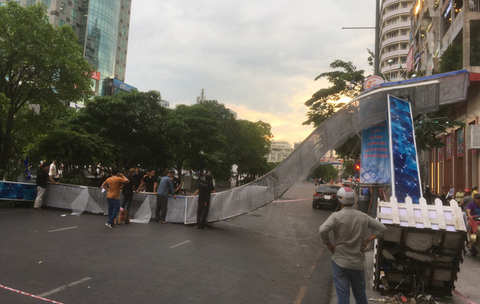 Gió quật ngã cổng chào trên phố Nguyễn Huệ - Ảnh 1. Gió quật ngã cổng chào trên phố Nguyễn Huệ - Ảnh 1.