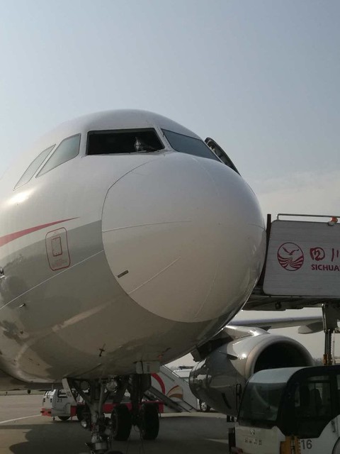 Máy bay Trung Quốc hạ cánh khẩn vì vỡ kính buồng lái - Ảnh 2. Máy bay Trung Quốc hạ cánh khẩn vì vỡ kính buồng lái - Ảnh 2.