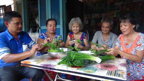 Dìu người thân qua những khóc cười - Ảnh 1. Dìu người thân qua những khóc cười - Ảnh 1.