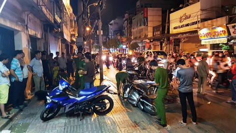Trích camera, xác định nhóm trộm SH dùng dao tự chế đâm 5 hiệp sĩ - Ảnh 3. Trích camera, xác định nhóm trộm SH dùng dao tự chế đâm 5 hiệp sĩ - Ảnh 3.