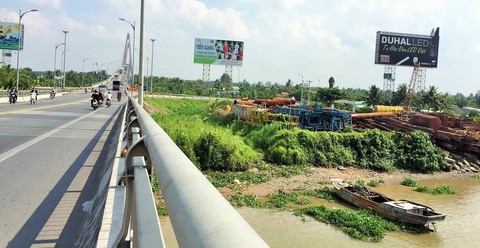 Cát tặc đe dọa cầu Rạch Miễu - Ảnh 3. Cát tặc đe dọa cầu Rạch Miễu - Ảnh 3.